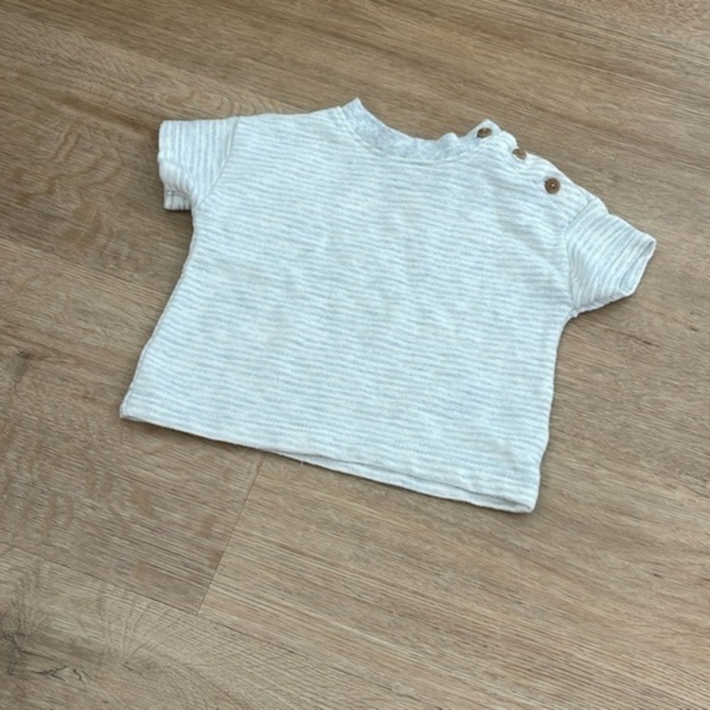 Old Navy T shirt